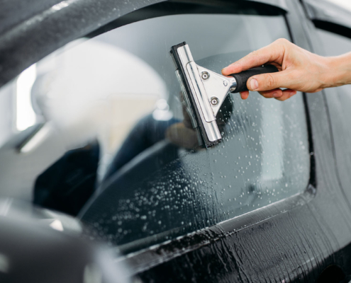Ką verta žinoti apie automobilių stiklus, jų keitimą bei įdaužų remontą